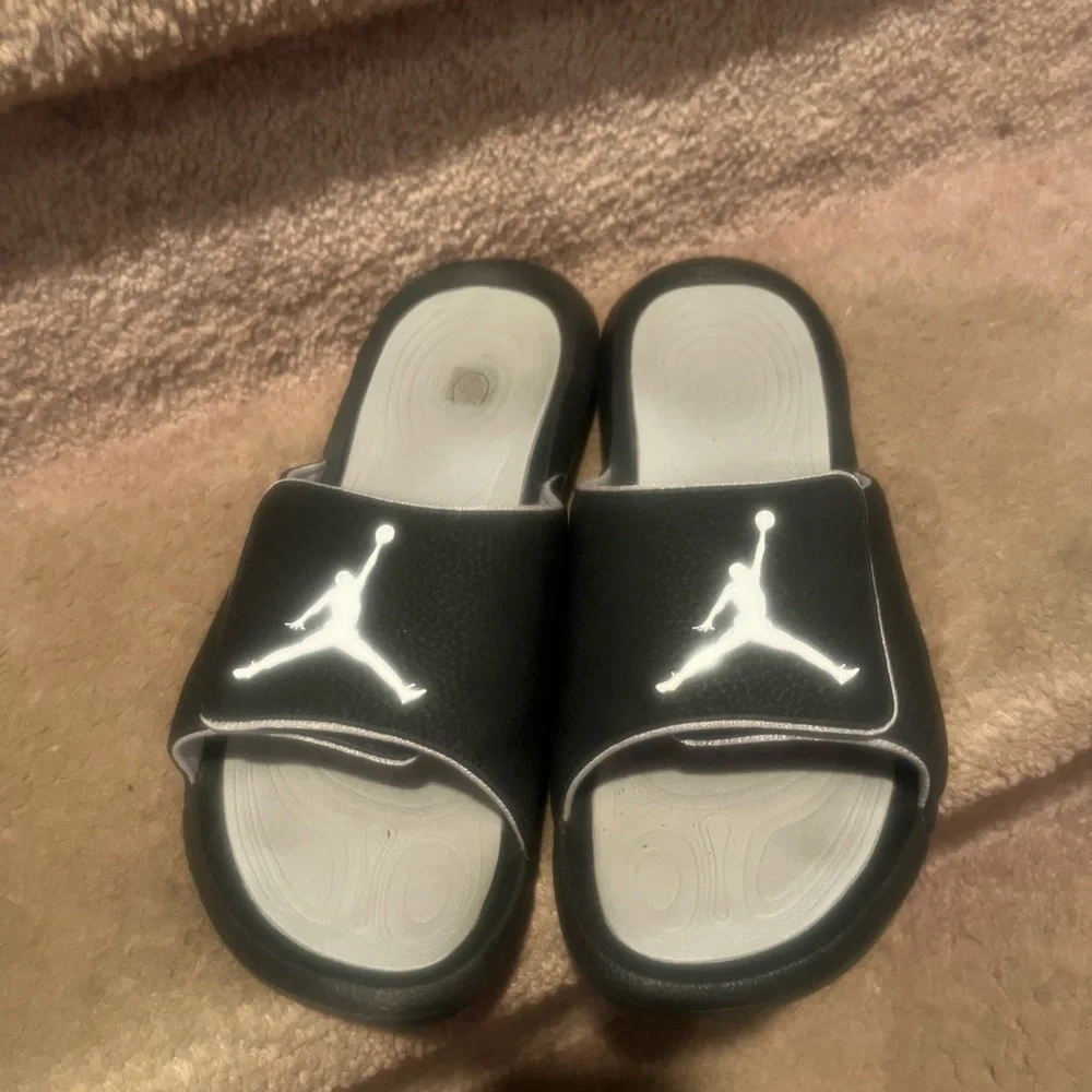 Jordan slides size 9 black. Beautiful and in great condition. So comfortable! - Picture 6 of 7